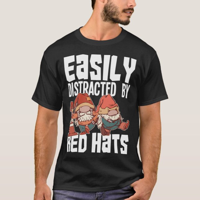 Lätt Distraherad Av Röda Hattar Trädgårdstomtar Gn T Shirt (Framsida)