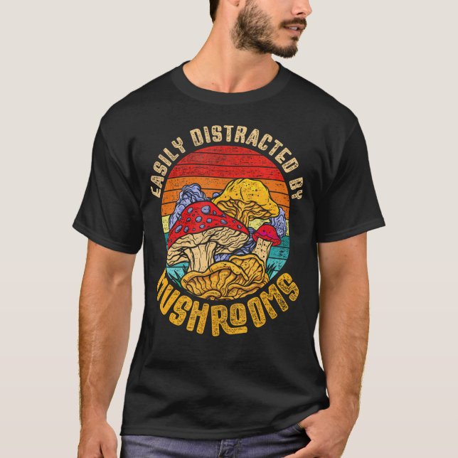 Lätt Distraherad Av Svampar Svampplockare T Shirt (Framsida)