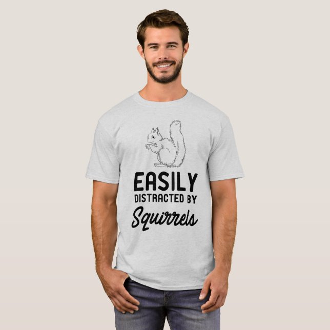 Lätt distraherat av ekorreT-tröja T Shirt (Hel framsida)