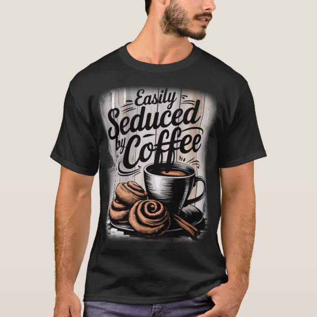 Lätt förförd av kaffe Roligt kaffe T Shirt (Framsida)