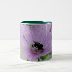 Lätt Lila blomma med bin Två-Tonad Mugg