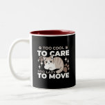 Lättaxade och lazy Vibes för Cat Lovers Design Två-Tonad Mugg<br><div class="desc">Firar avslappning med vår "för Coola att ta hand om,  för lätt att flytta"-design som innehåller en katt med kylning. Perfekt för T,  hemdekanter och gåvor till kattälskare! #CuteCatGifts #FelineFriends #PunnyCat #LazyCat</div>