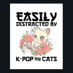 Lättdistraherad av K-pop och katter | Gåvor Poster<br><div class="desc">Den här söta "lätt distraherad av K-pop och katter" som säger t-shirt är idealisk som en lustig presentidé för K-pop-älskare som har katter som husdjur.</div>