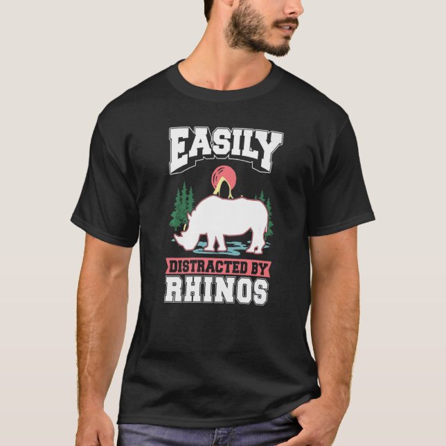 Lättdistraherad av Rhinos T Shirt (Framsida)
