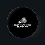 Lättdistraherat av Badminton Shuttle Funny Badmi Knapp<br><div class="desc">Lättdistraherat av Badminton Shuttle Funny Badminton</div>