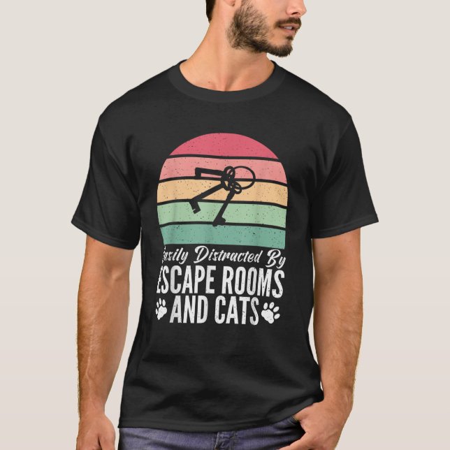 Lättdistraherat av Escape Rooms och Cats Älskare E T Shirt (Framsida)