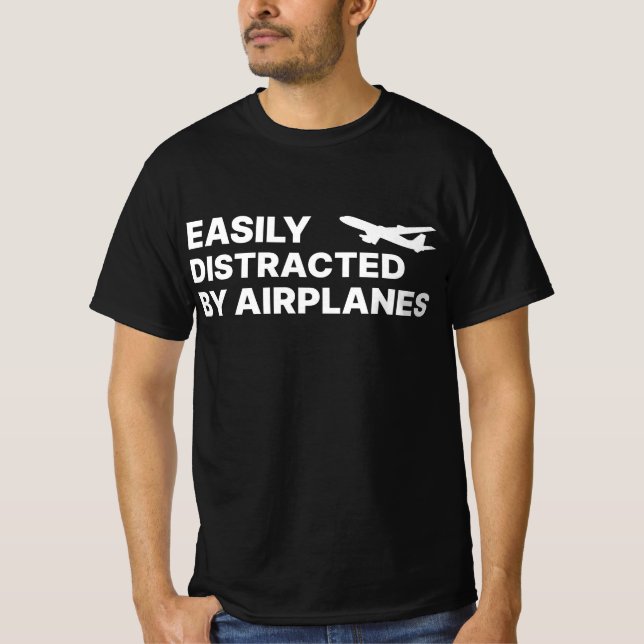 Lättdistraherat av flygplan som flyger pilot t shirt (Framsida)