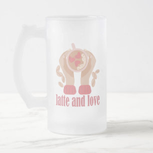 Latte och kärlek kopp, händer och kaffecitat frostat ölglas