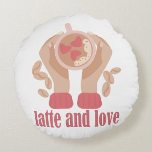 Latte och kärlek kopp, händer och kaffecitat rund kudde