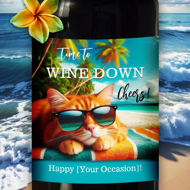 Lättetikett för den tropiska kanten Vin Vinflaska Etikett (Wine label featuring a painting of a ginger cat chilling on a tropical sunny beach.)