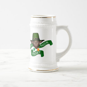 Lättfilig irländsk leprechaun och whiskey sejdel
