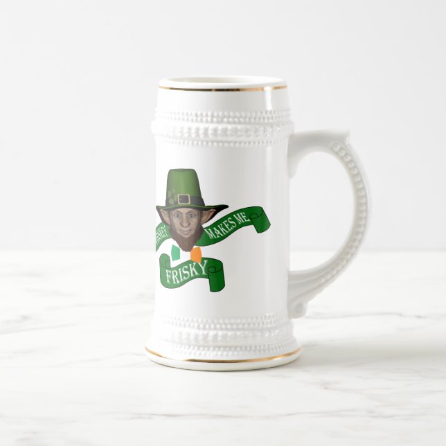 Lättfilig irländsk leprechaun och whiskey sejdel (Höger)