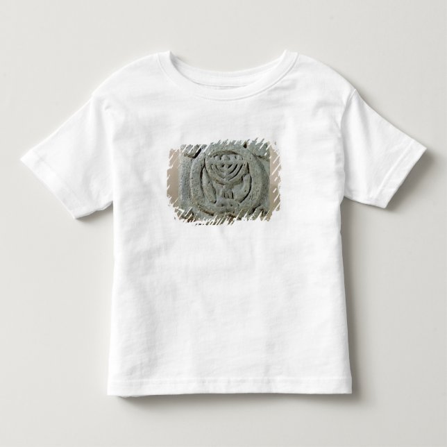 Lättnad som visar en menora t shirt (Framsida)