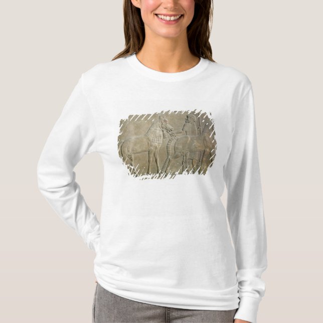 Lättnad som visar tributariesna av Sargon II T Shirt (Framsida)