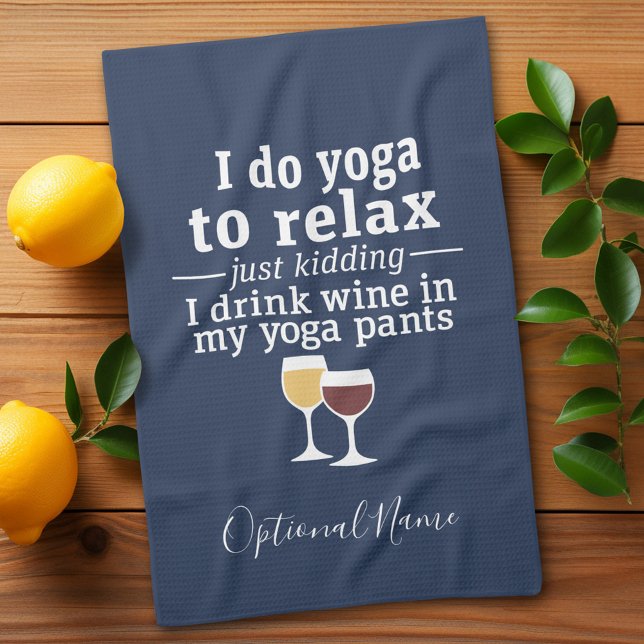 Lättnotan Vin - jag dricker vin i yoga byxor Kökshandduk (Funny yoga and wine drinking kitchen towel - you can personalize with name for a gift)
