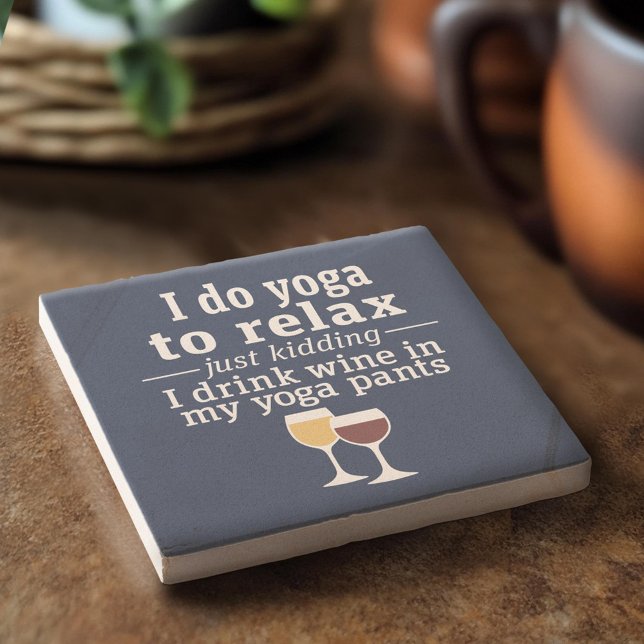 Lättnotan Vin - jag dricker vin i yoga byxor Stenunderlägg (Custom Stone Coaster)