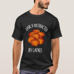 Lättspridd av Latkes Lycklig Hanukkah Menorah T Shirt<br><div class="desc">Lättdistraherat av Latkes Lycklig Hanukkah Menorah Jewish</div>