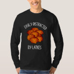 Lättspridd av Latkes Lycklig Hanukkah Menorah T Shirt<br><div class="desc">Lättdistraherat av Latkes Lycklig Hanukkah Menorah Jewish</div>