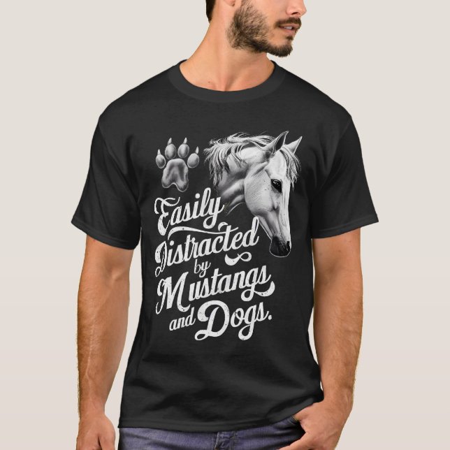 Lättspridd av Mustangs och Hundar Funny T Shirt (Framsida)