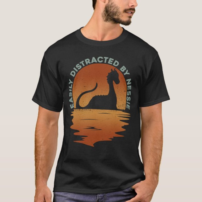 Lättspridd av Nessie - Nessie Loch Ness T Shirt (Framsida)