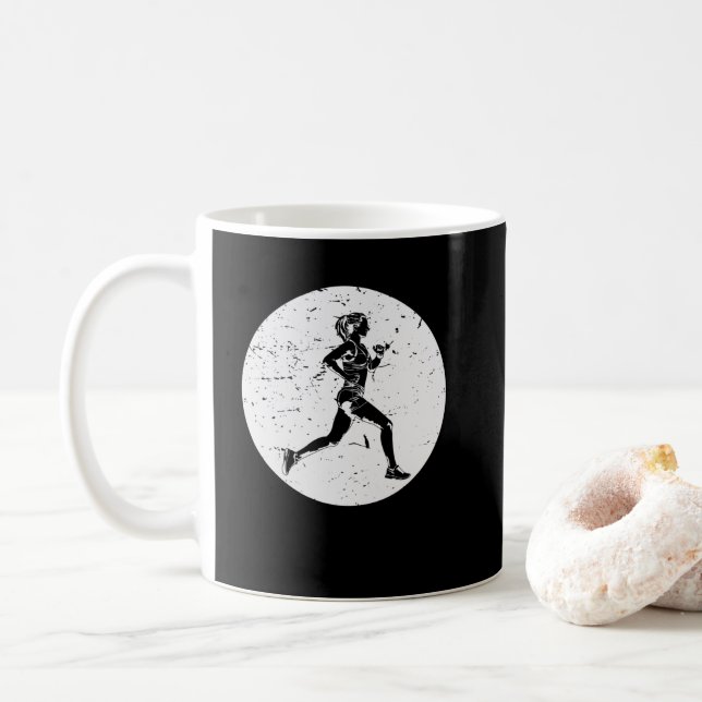 Läuferin trainiert für die nächste Langstrecke Kaffemugg (Med munk)