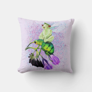 Laughing Baby Pixie Riding a Beetle Kudde