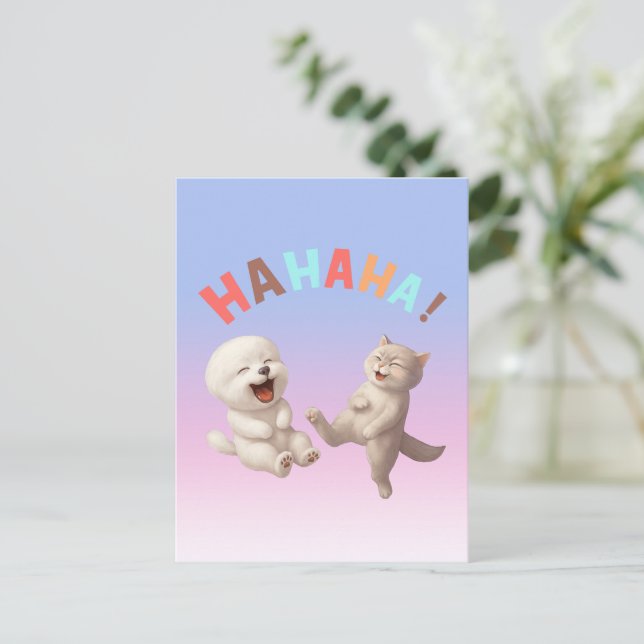 Laughing Besties: HAHAHA! Smiling Bichon & Cat Art Meddelande Vykort (Stående Fram)
