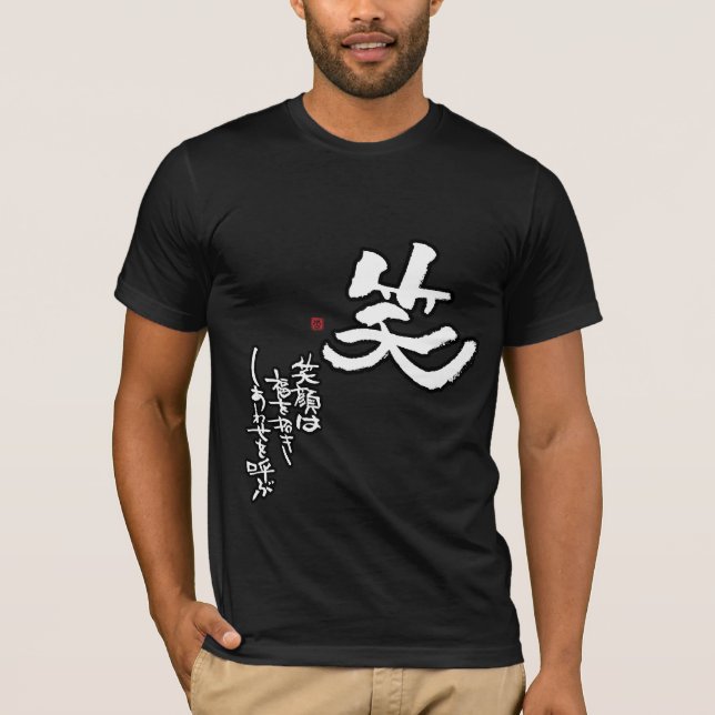 "Laughter som kommer med om T-sh lycka" kanji Tee (Framsida)