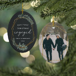 Laurel Löv First Enged Julfoto Julgransprydnad Keramik<br><div class="desc">Fira din första jul som ett förlovat par med den här charmerande och festliga prydnaden. Konstruktionen "vår första jul engagerad" i modern block- och skriptstil, omgiven av en faux guld foil gräns accentuerad med grönt vinterlöv. Anpassa med namn och året och lägg till ett foto på motsatt sida med ett...</div>