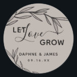 Laurel Löv Let Kärlek Grow Bröllop Runt Klistermärke<br><div class="desc">Jorddekal med lagret löv,  låt kärlek växa i skript och modernt typsnitt. Underbar för bröllopsförmånsmärkning</div>