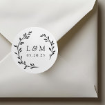 Laurel Wandan Bröllop Monogram Runt Klistermärke<br><div class="desc">Anpassningsbar-designade bröllopsmärken med modern,  rustik,  handdragen stil-andedräkt. Perfekt för att dekorera meddelanden,  inbjudningar,  gåvor och annat från bröllop!</div>