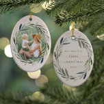 Laurel Wandan | Foton och bildtext jul Julgransprydnad Keramik<br><div class="desc">Elegant dubbla sidosatte fotoornament ramar ett favoritfoto med en ovalvattenkrans av grönt  löv på en lätt träbakgrund. Anpassa baksidan med anpassningsbarnas rubrik (visas med "[namn] första jul" och året. Perfekt till baby under första julen,  första gifta jul eller ett speciellt år.</div>
