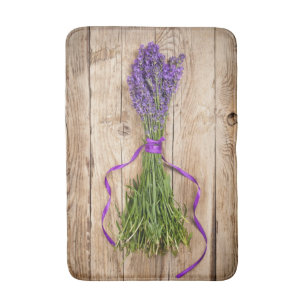 Lavendel blommar på träbordbakgrund badrumsmatta