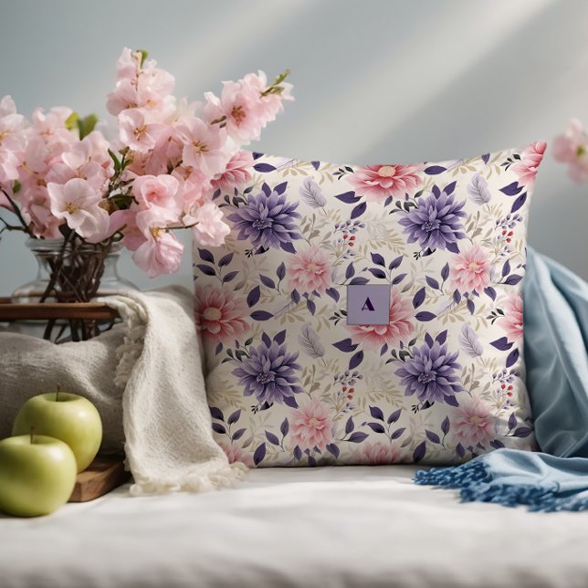 Lavendel blomstermönster monogram kudde (Skapare uppladdad)