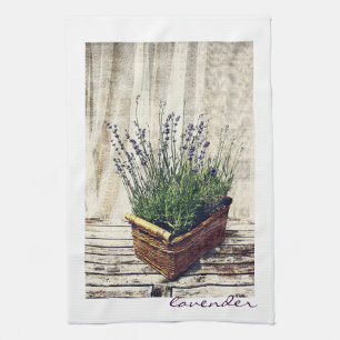 lavendel i en basket kökshandduk