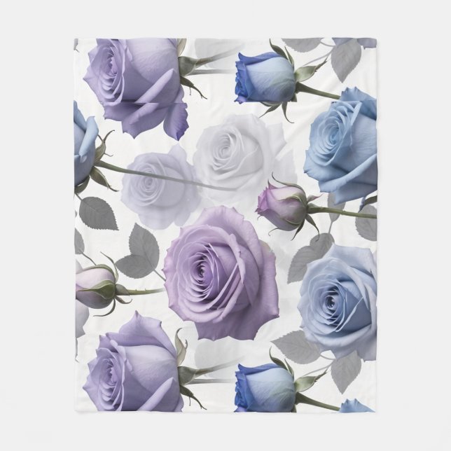 Lavendel Och Blå Rosor På En Molnig Grå Fleecefilt (Framsidan)