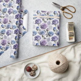 Lavendel Och Blå Rosor På En Molnig Grå Presentpapper