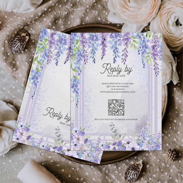 Lavendelblå Wisteria Blommig Båge QR-kod Bröllop OSA Kort (Lavender Wisteria Floral Arch QR Code Wedding RSVP Card | Purple Garden Wedding Response Card)