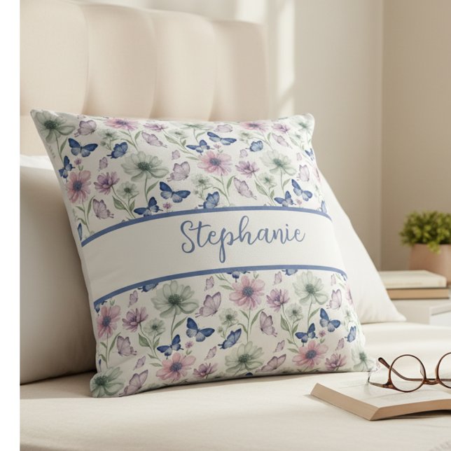 Lavendelblomma Fjärilmonogram Kudde (Personalized floral butterfly throw pillow)