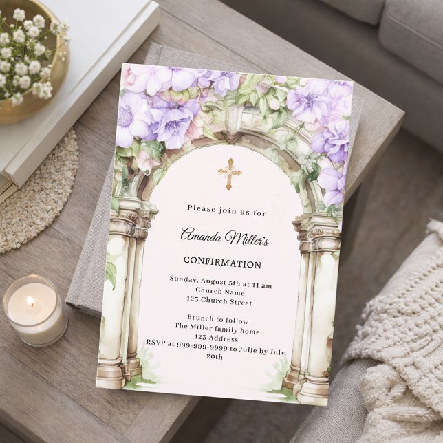 Lavendelblommor välver sig över flickas konfirmati inbjudningar (Skapare uppladdad)
