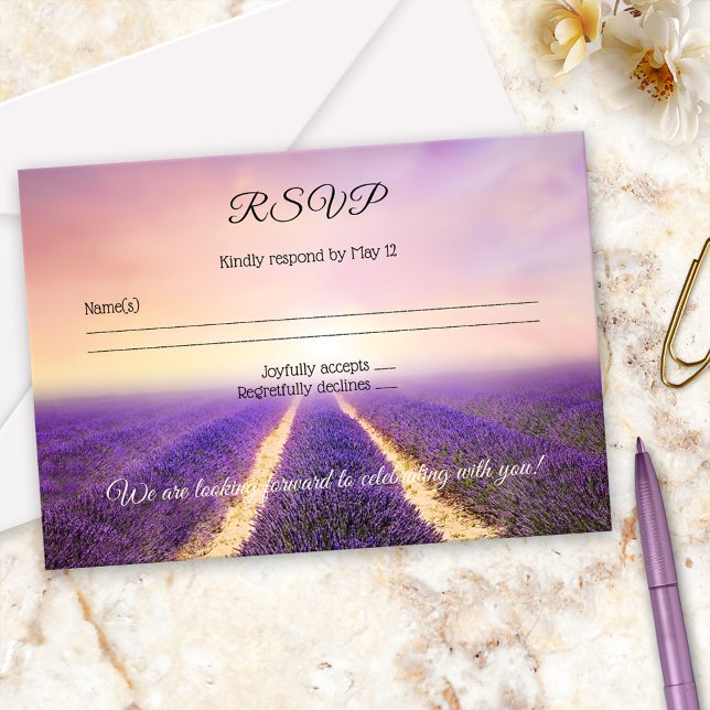 Lavendelblomsterfält Landsbygd Bröllop RSVP-kort Inbjudningar (RSVP card featuring a painting of a lavender flower field in dreamy purple, lilac and lavender)
