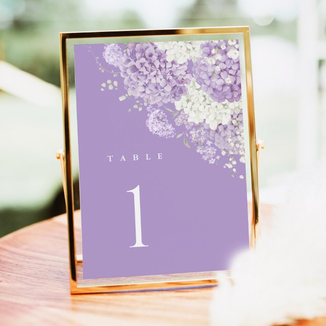 Lavendelbröllopsbordnummer, lila vita blommor (Lavender lilac hydrangea floral table number card with purple background, elegant wedding reception)