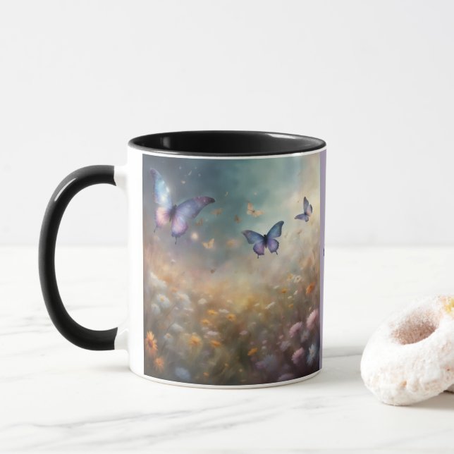 Lavendelfält med vilda blommor och fjärilar  mugg (Med munk)