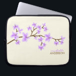 Lavendelkörsbäret blomstrar träd laptop fodral<br><div class="desc">Personliglaptop sleevesärdrag som en härlig vektorillustration av ett körsbär blomstrar eller det sakura träd. Skräddarsy med din namn,  monogram,  initialer eller text av ditt primat. 
 Mujka</div>