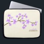Lavendelkörsbäret blomstrar träd laptop fodral<br><div class="desc">Personliglaptop sleevesärdrag som en härlig vektorillustration av ett körsbär blomstrar eller det sakura träd. Skräddarsy med din namn,  monogram,  initialer eller text av ditt primat. 
 Mujka</div>