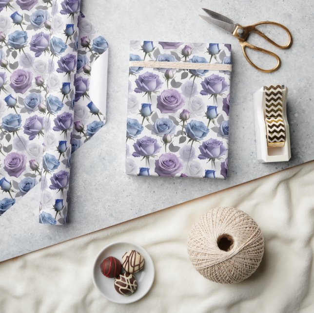 Lavender And Blue Roses Set On A Cloudy Gray Presentpapper (Hantverk)