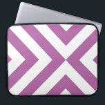 Lavender and White Chevrons Laptop Sleeve<br><div class="desc">Alternerande lavender och vita chevoner konvergerar i detta fet,  ursprungliga geometriska mönster. Digitalt skapat bild. Copyright © 2014 Claire E. Skinner. Alla rättigheter förbehållna.</div>
