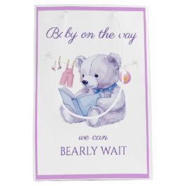 Lavender Bear läser en babystövel för bok