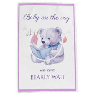 Lavender Bear läser en babystövel för bok