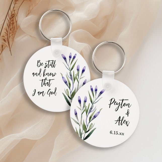 Lavender Bible Verse Christian Bröllop Guest Favor Nyckelring ("Be still and know that I am God" lavender on white custom keychain)